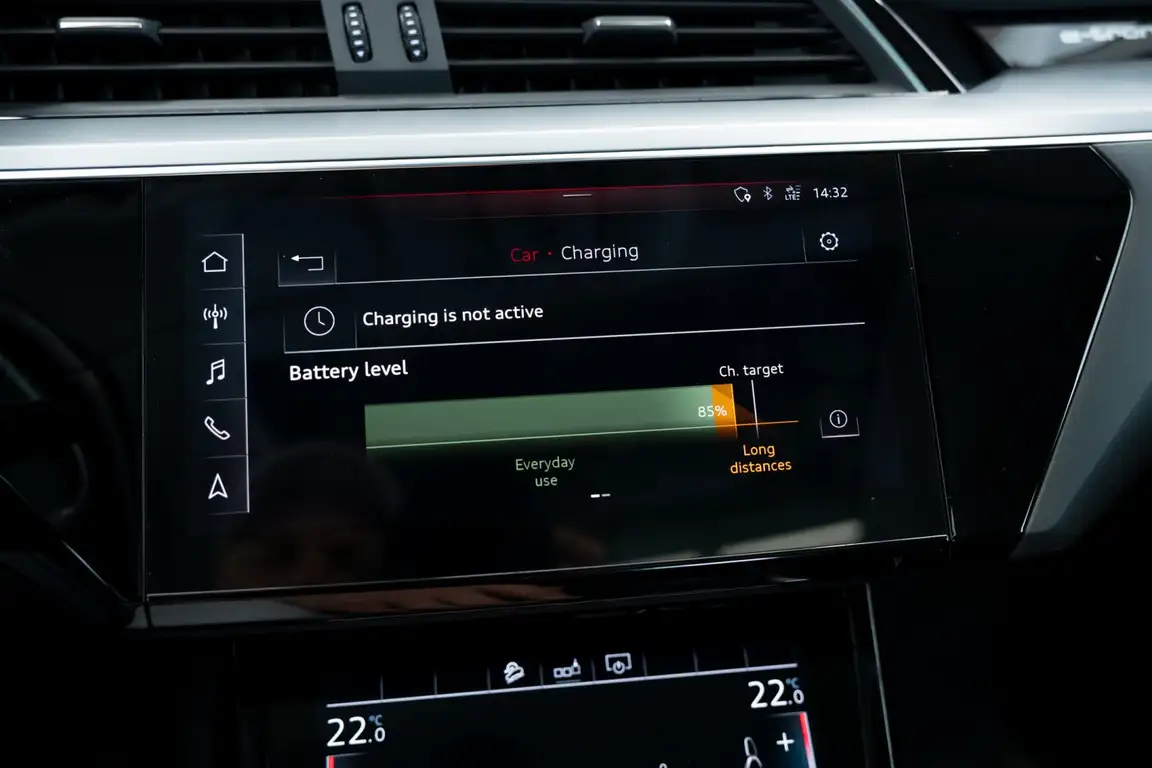 AUDI E-TRON