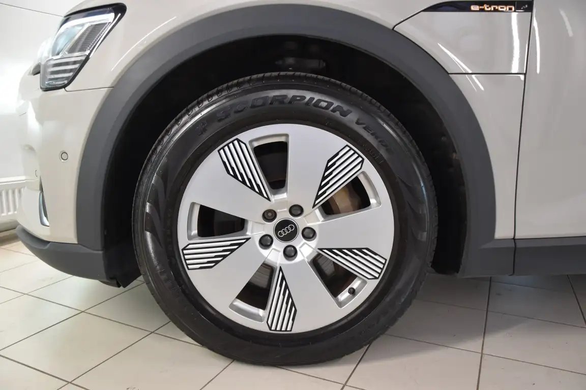 AUDI E-TRON