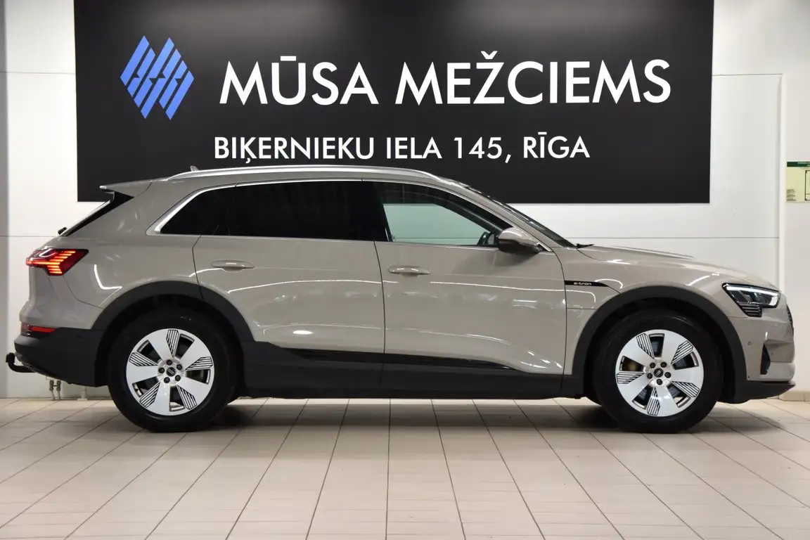 AUDI E-TRON