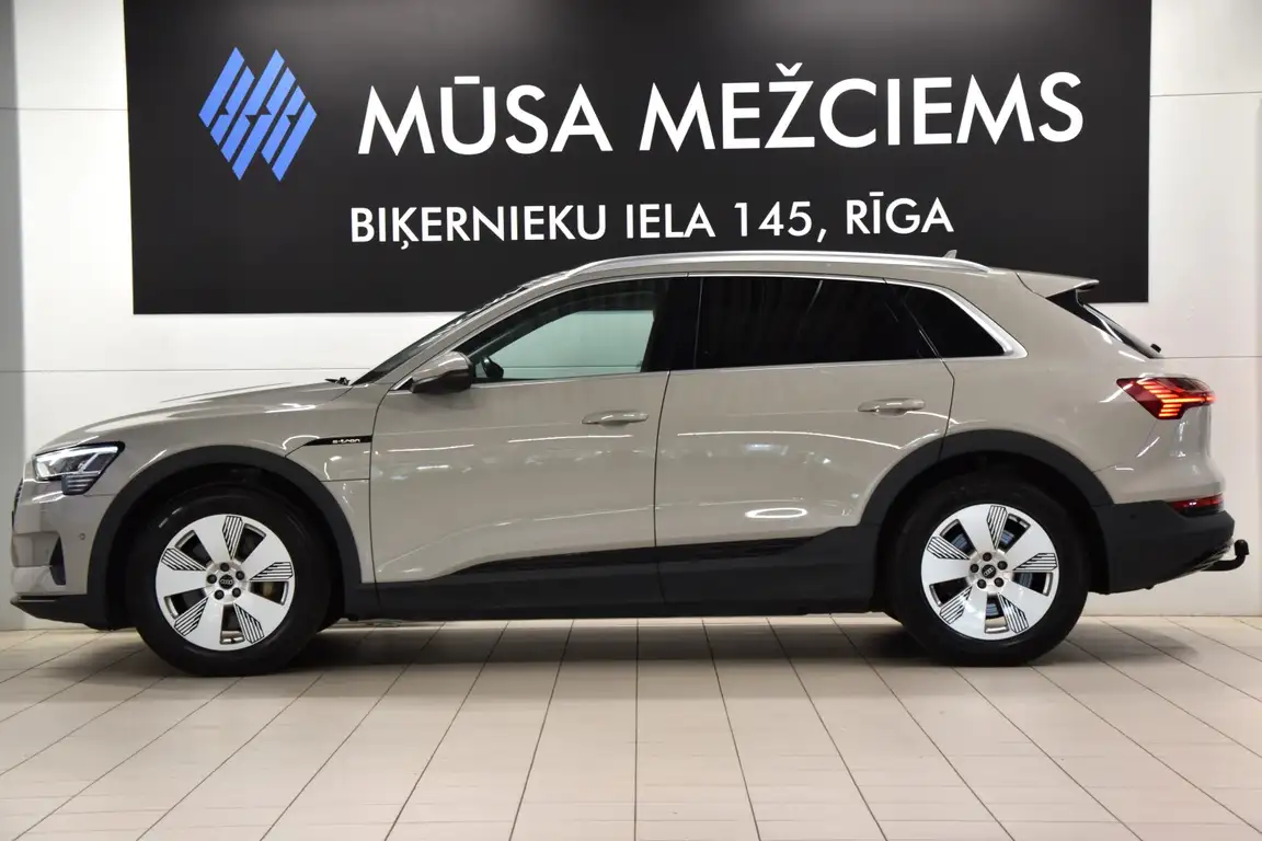 AUDI E-TRON