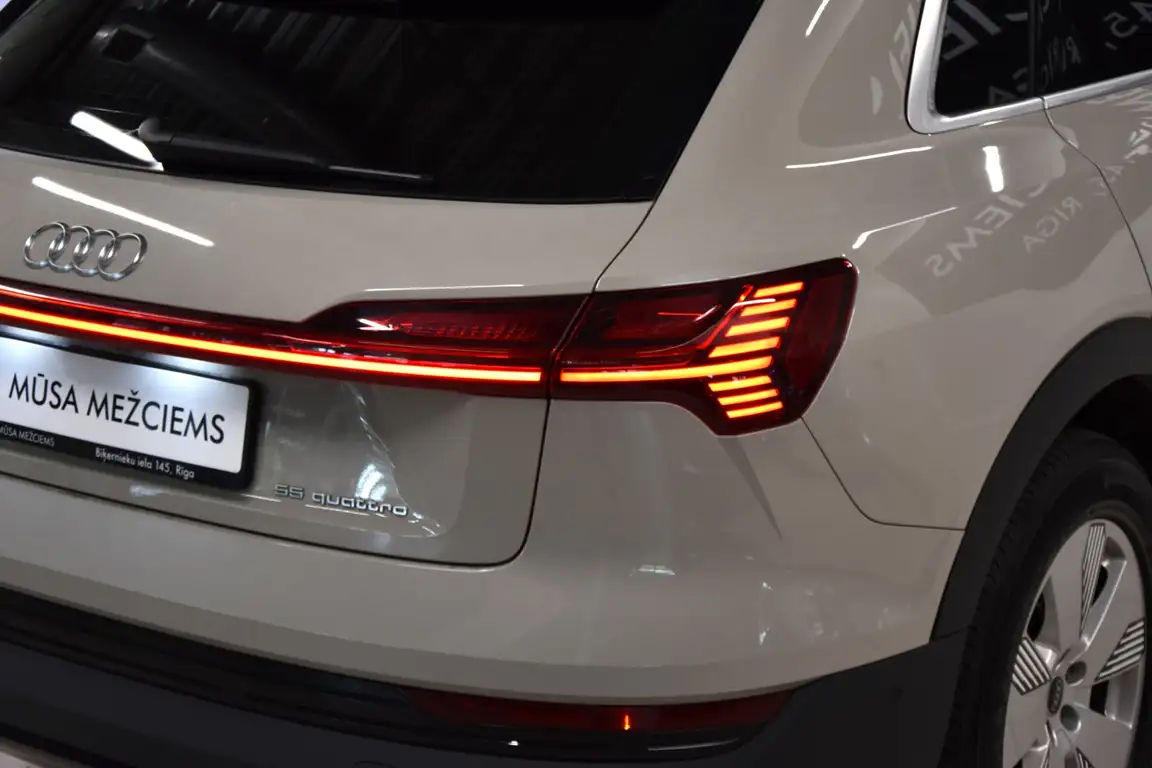 AUDI E-TRON