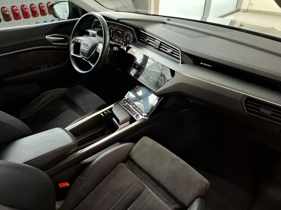 AUDI E-TRON