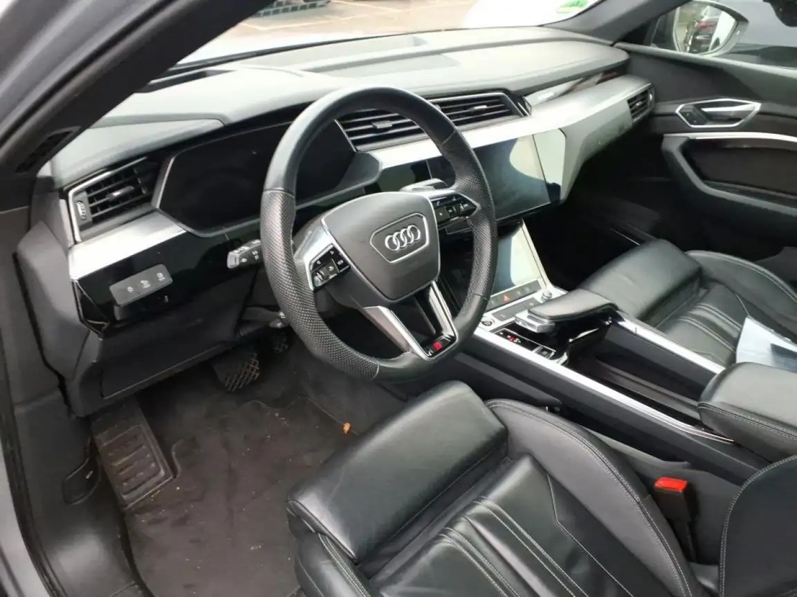 AUDI E-TRON