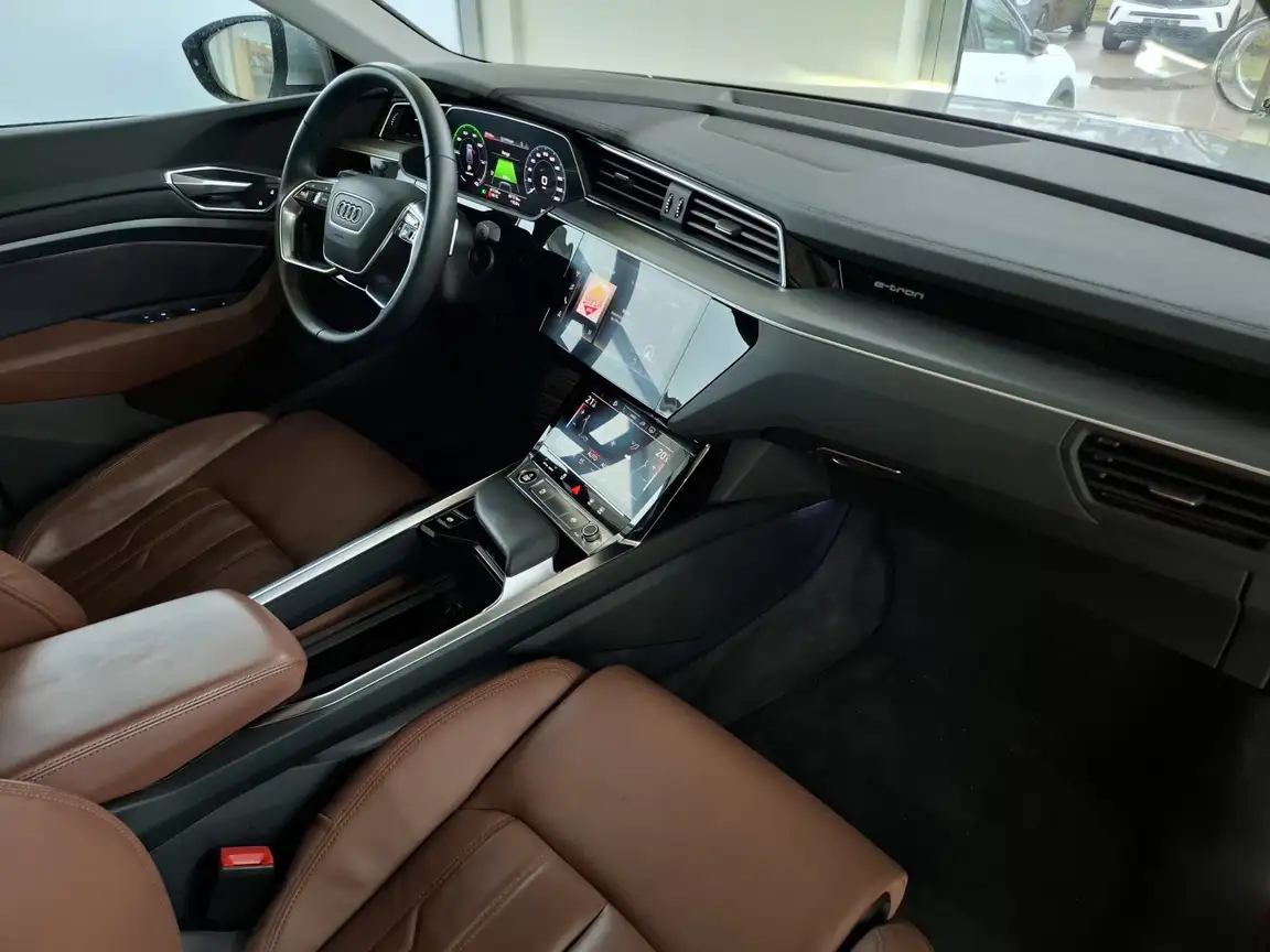 AUDI E-TRON