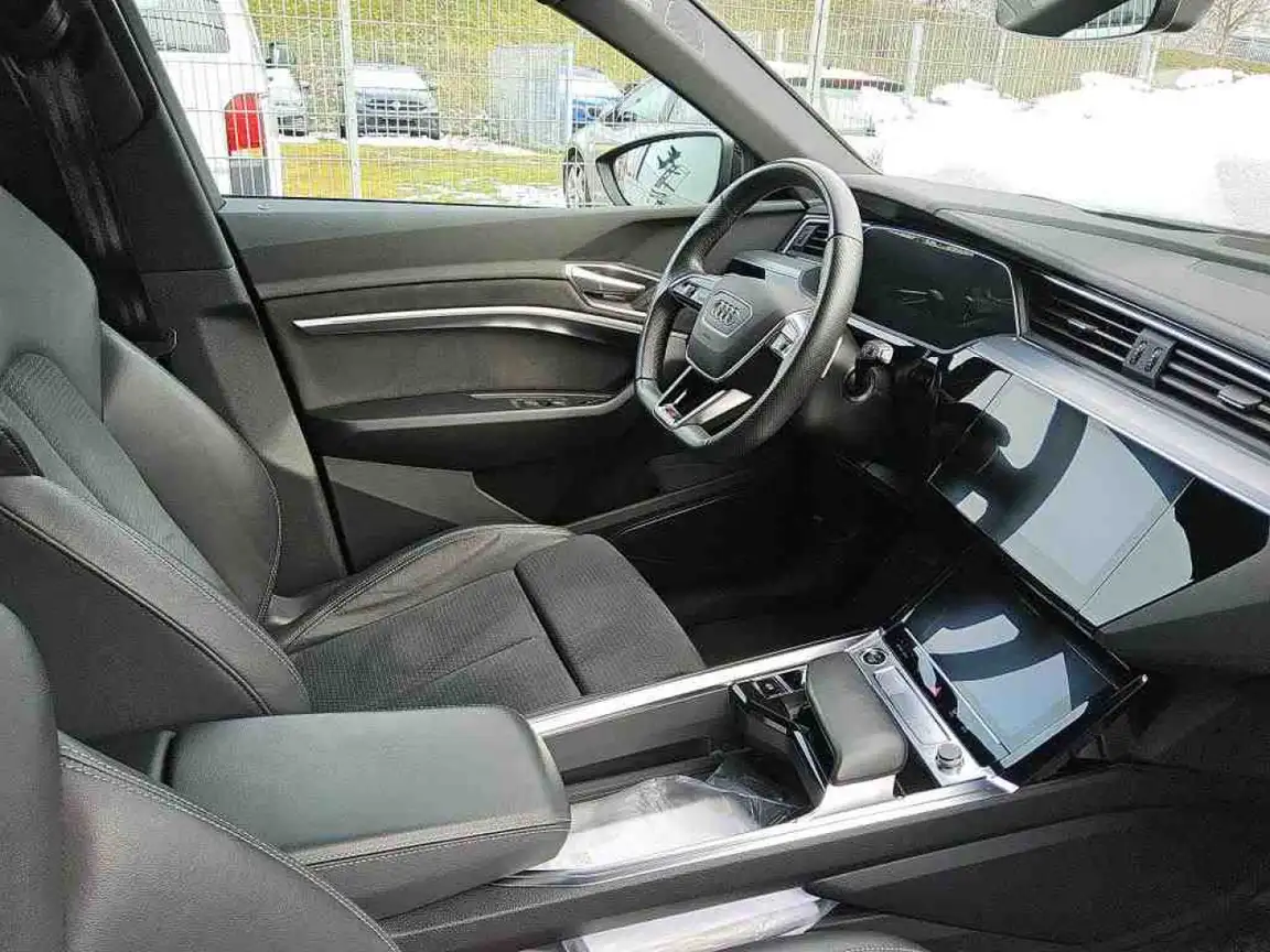AUDI E-TRON