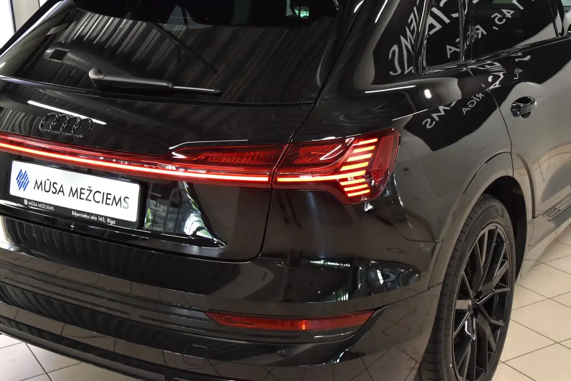 AUDI E-TRON