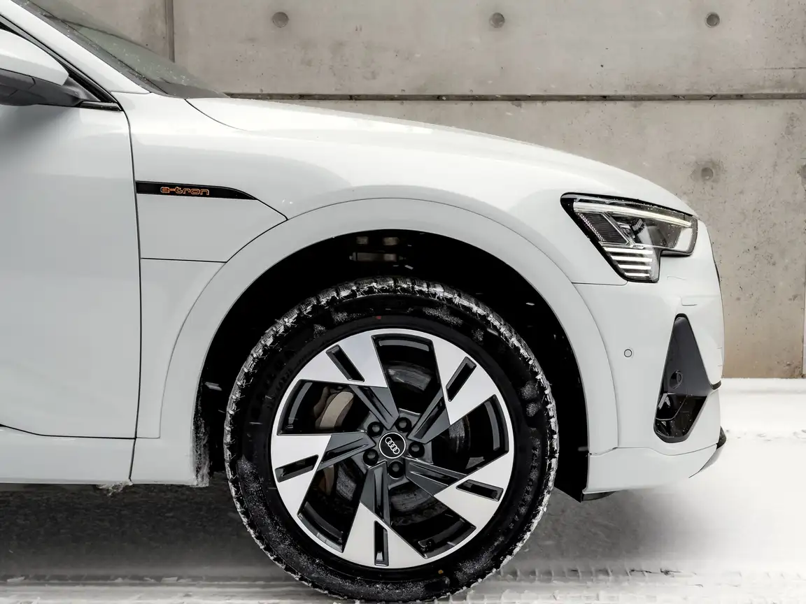 AUDI E-TRON