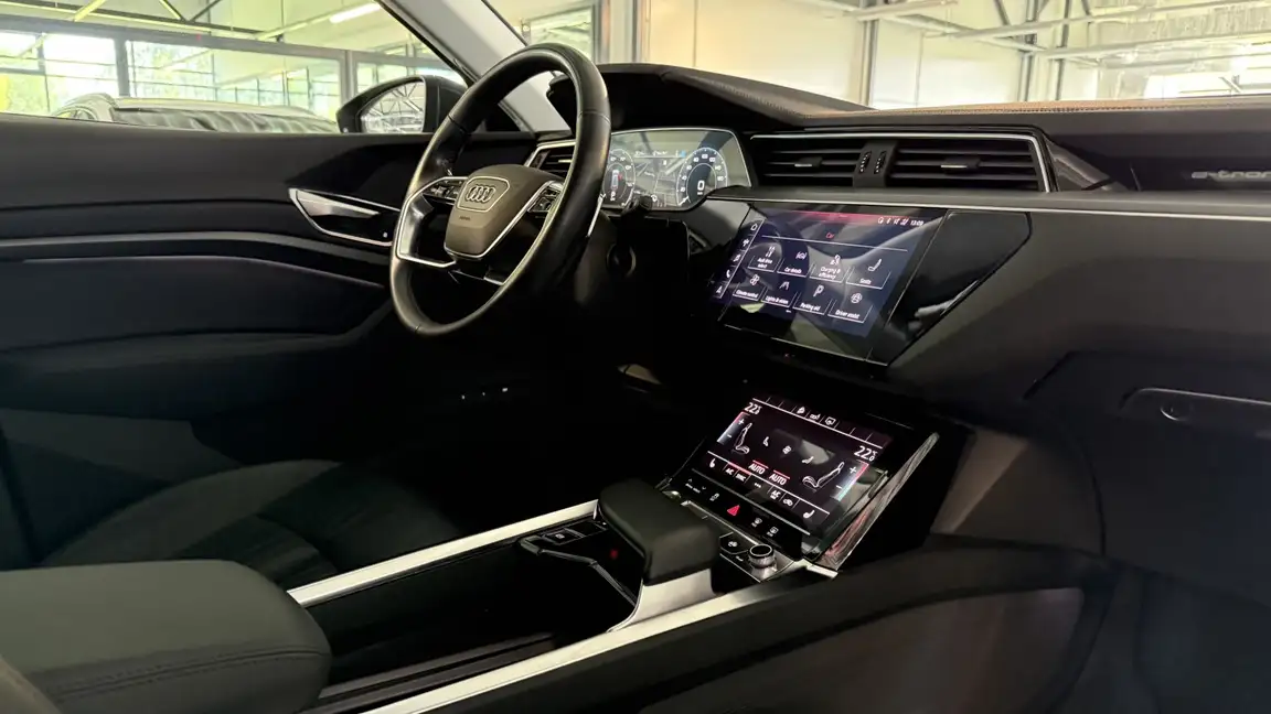AUDI E-TRON
