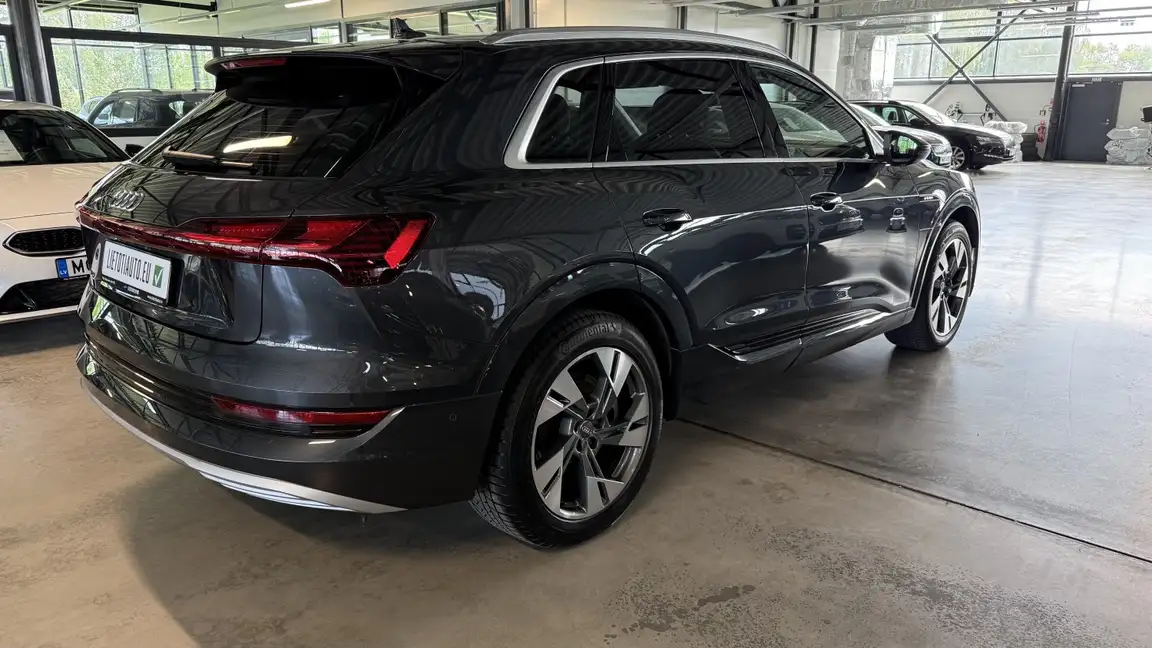 AUDI E-TRON