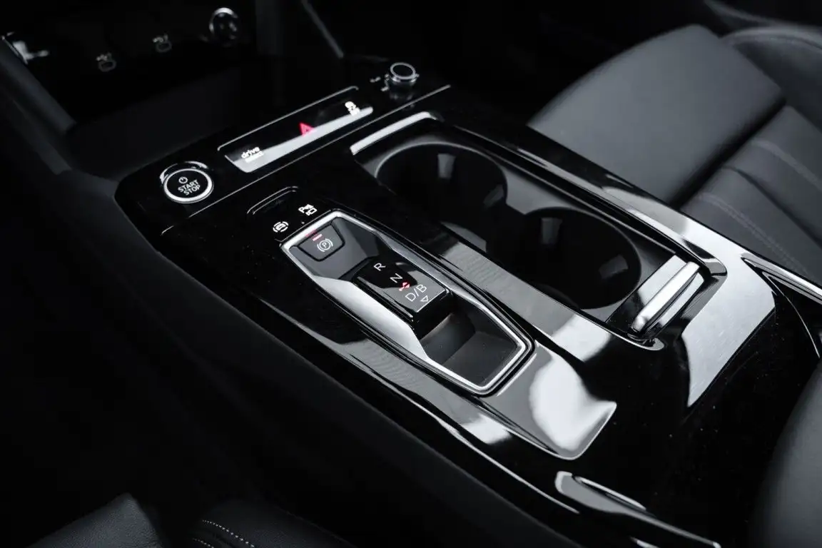 AUDI Q6