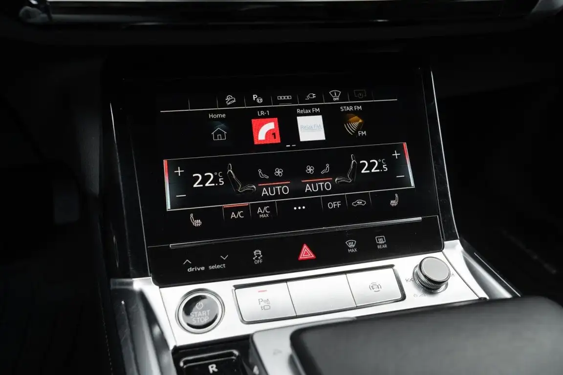 AUDI Q8