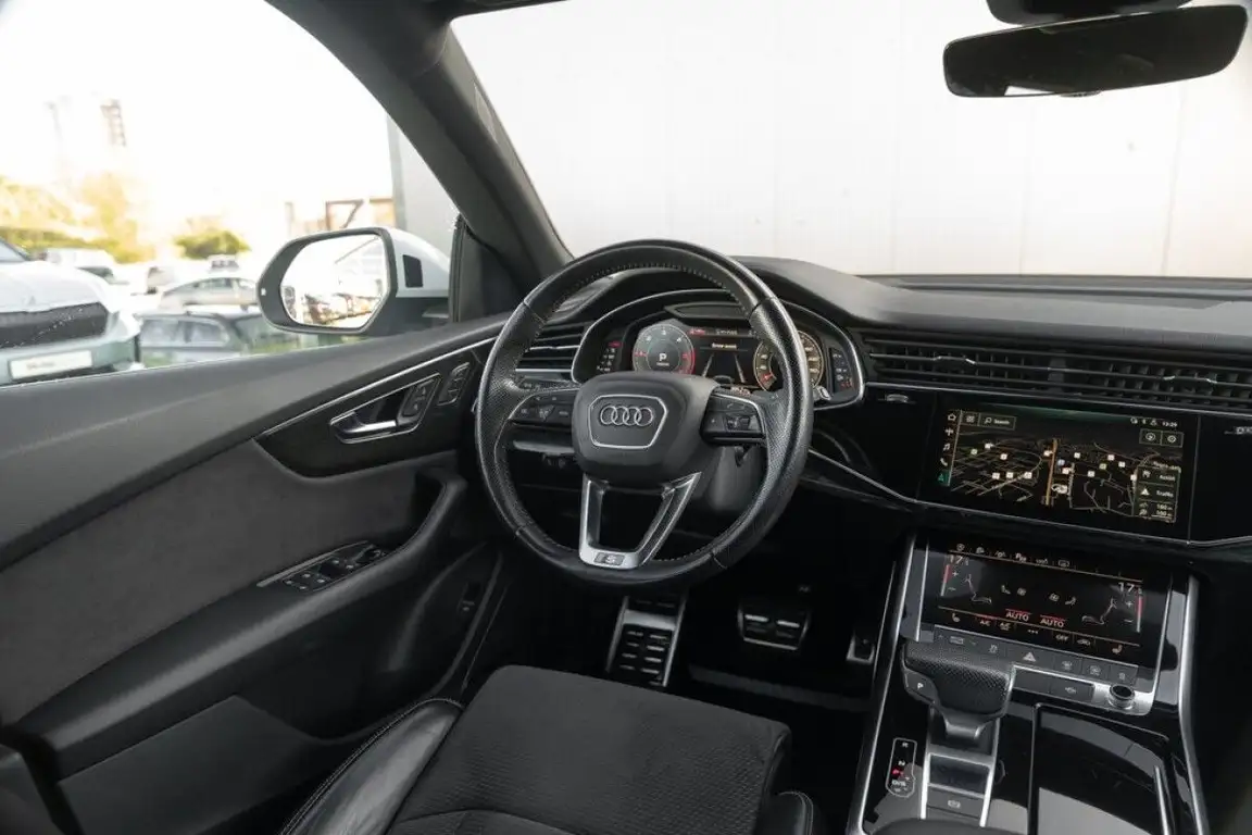 AUDI Q8