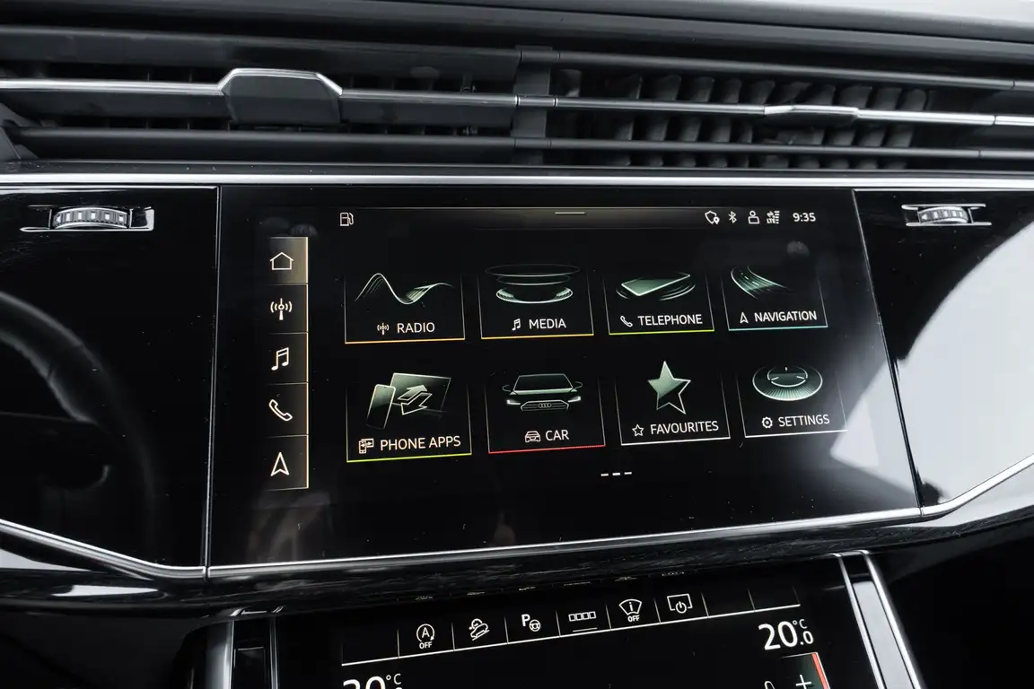 AUDI Q8