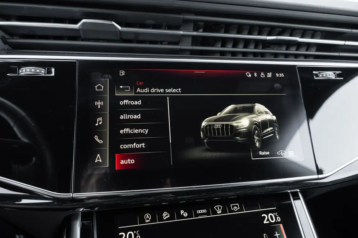 AUDI Q8