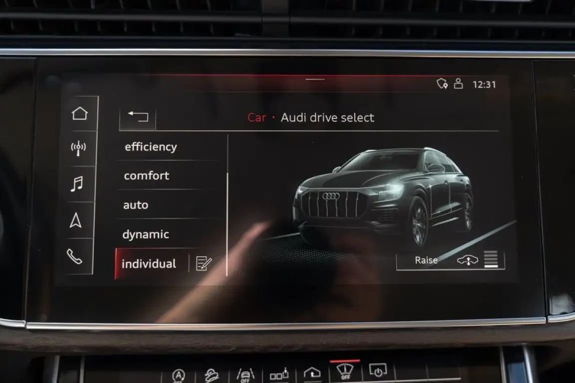 AUDI Q8