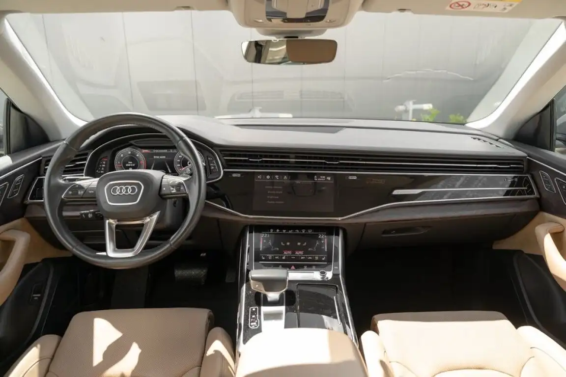 AUDI Q8
