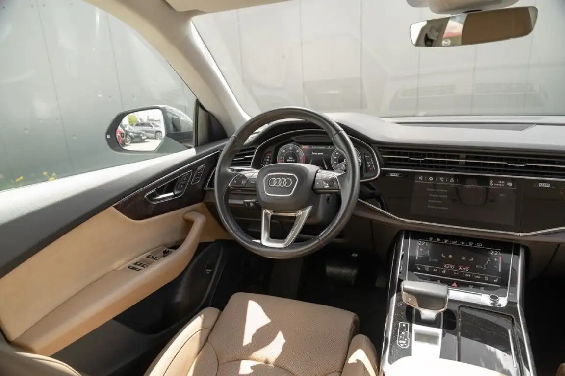 AUDI Q8