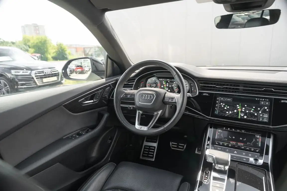 AUDI Q8