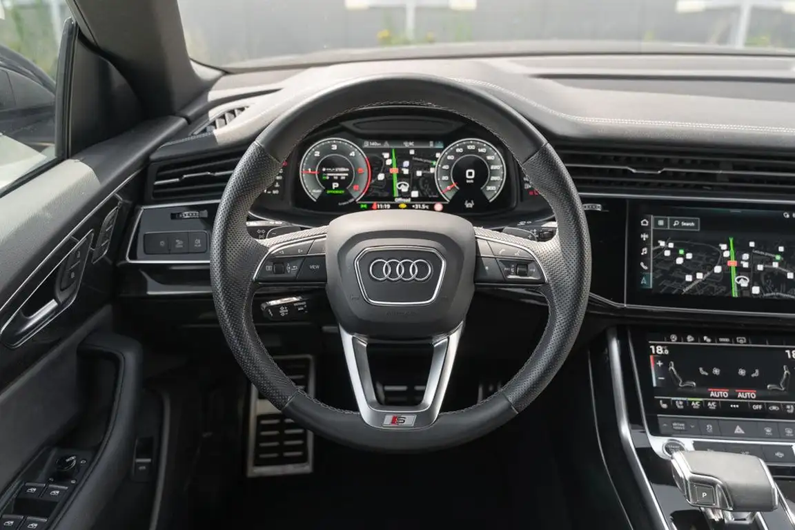 AUDI Q8