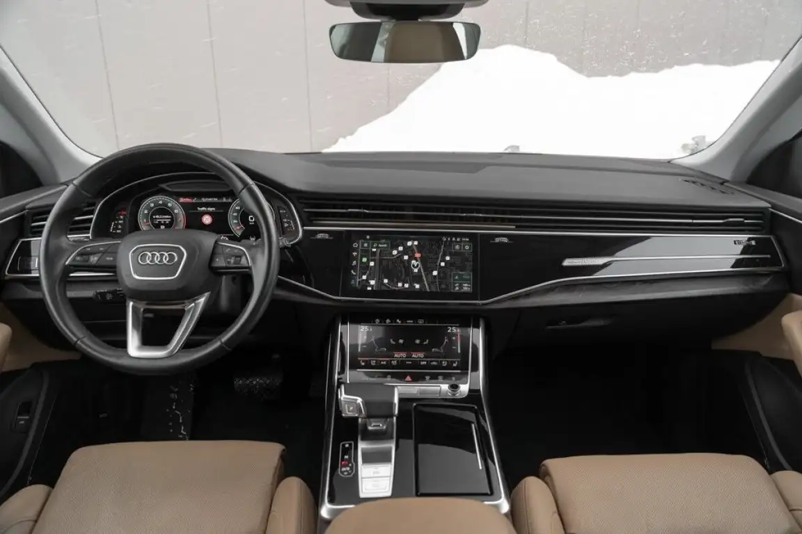 AUDI Q8