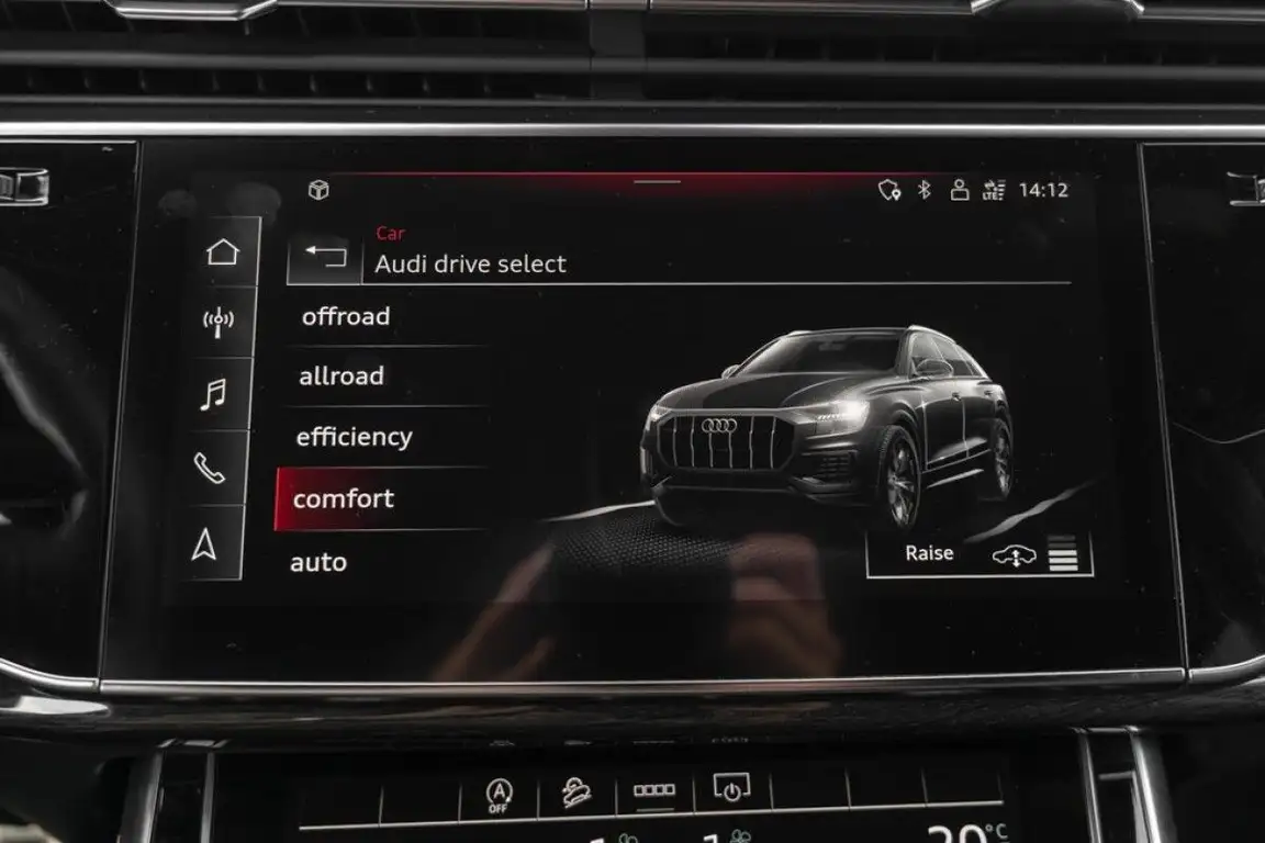 AUDI Q8