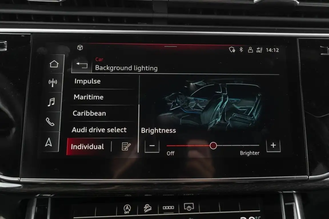 AUDI Q8