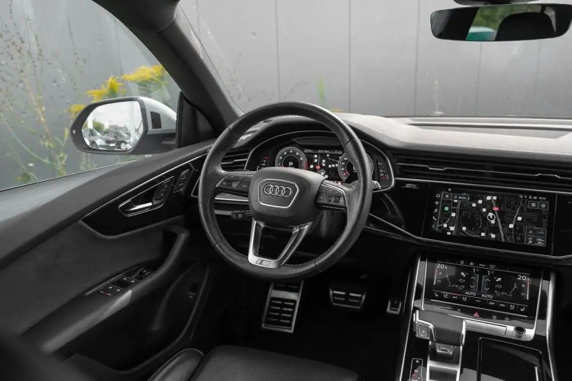 AUDI Q8