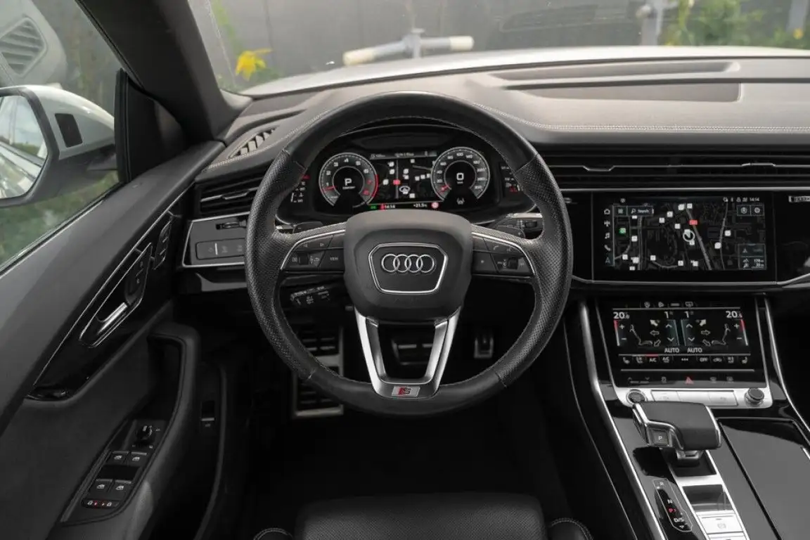 AUDI Q8