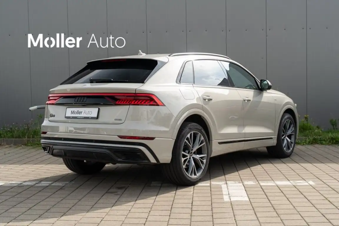 AUDI Q8