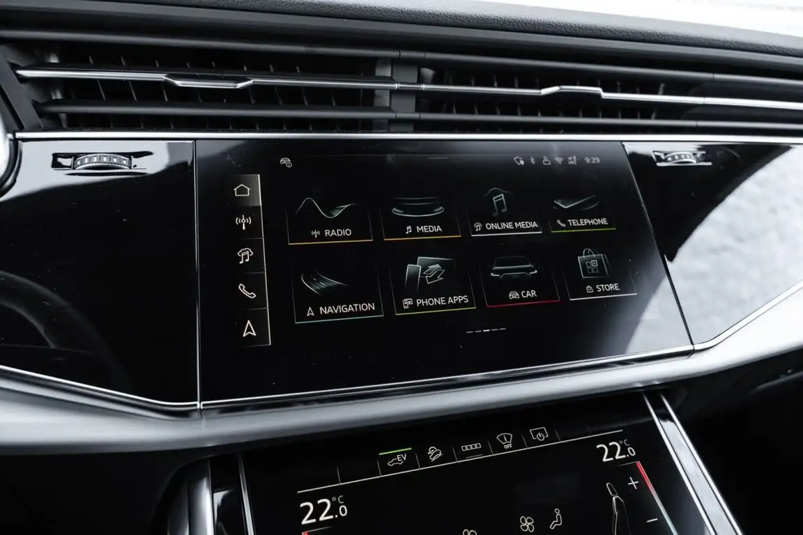 AUDI Q8