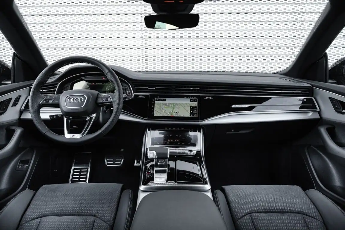 AUDI Q8