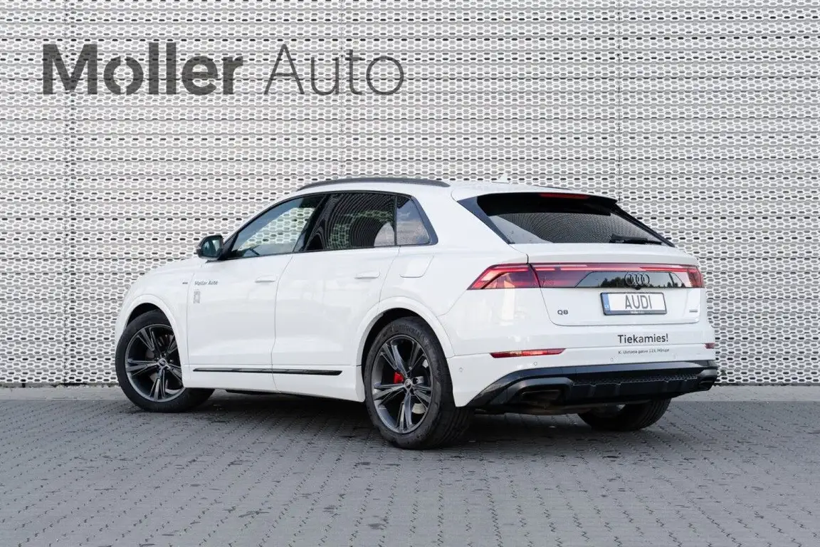AUDI Q8