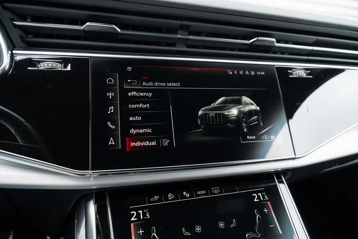 AUDI Q8