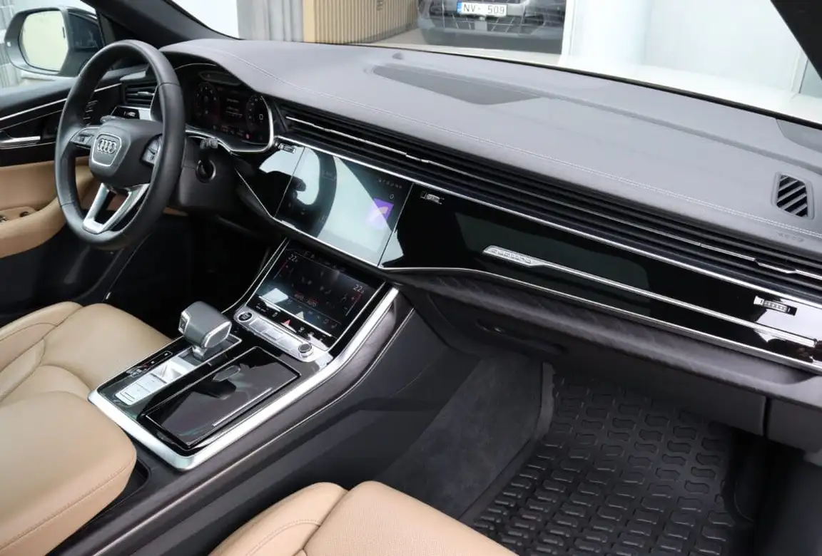 AUDI Q8