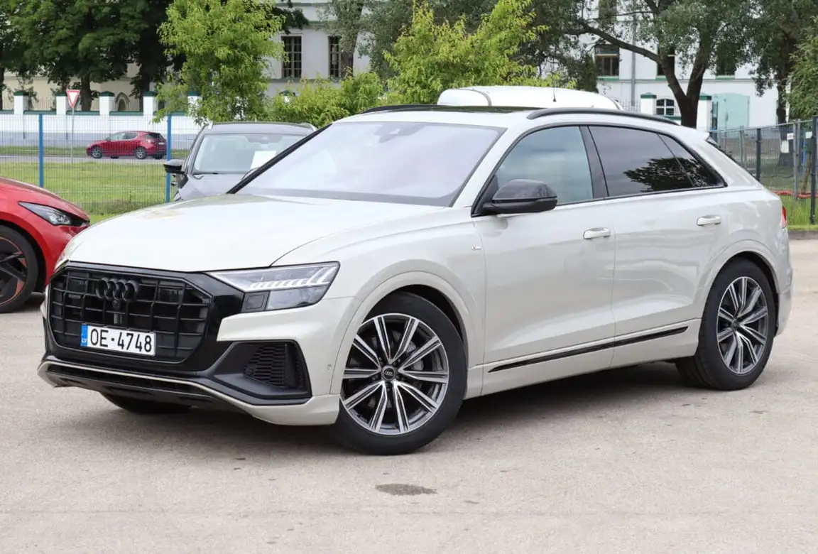 AUDI Q8