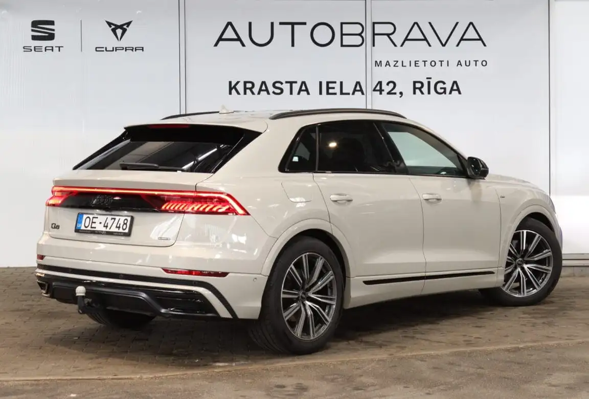 AUDI Q8