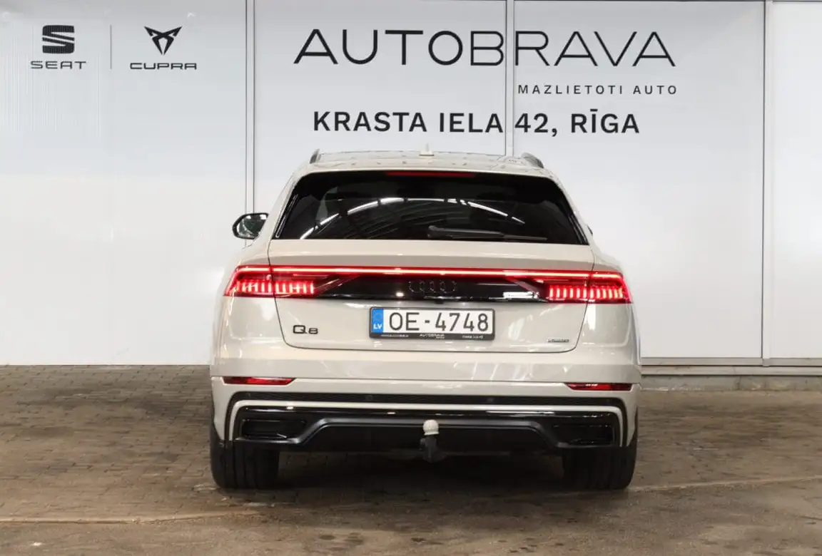 AUDI Q8