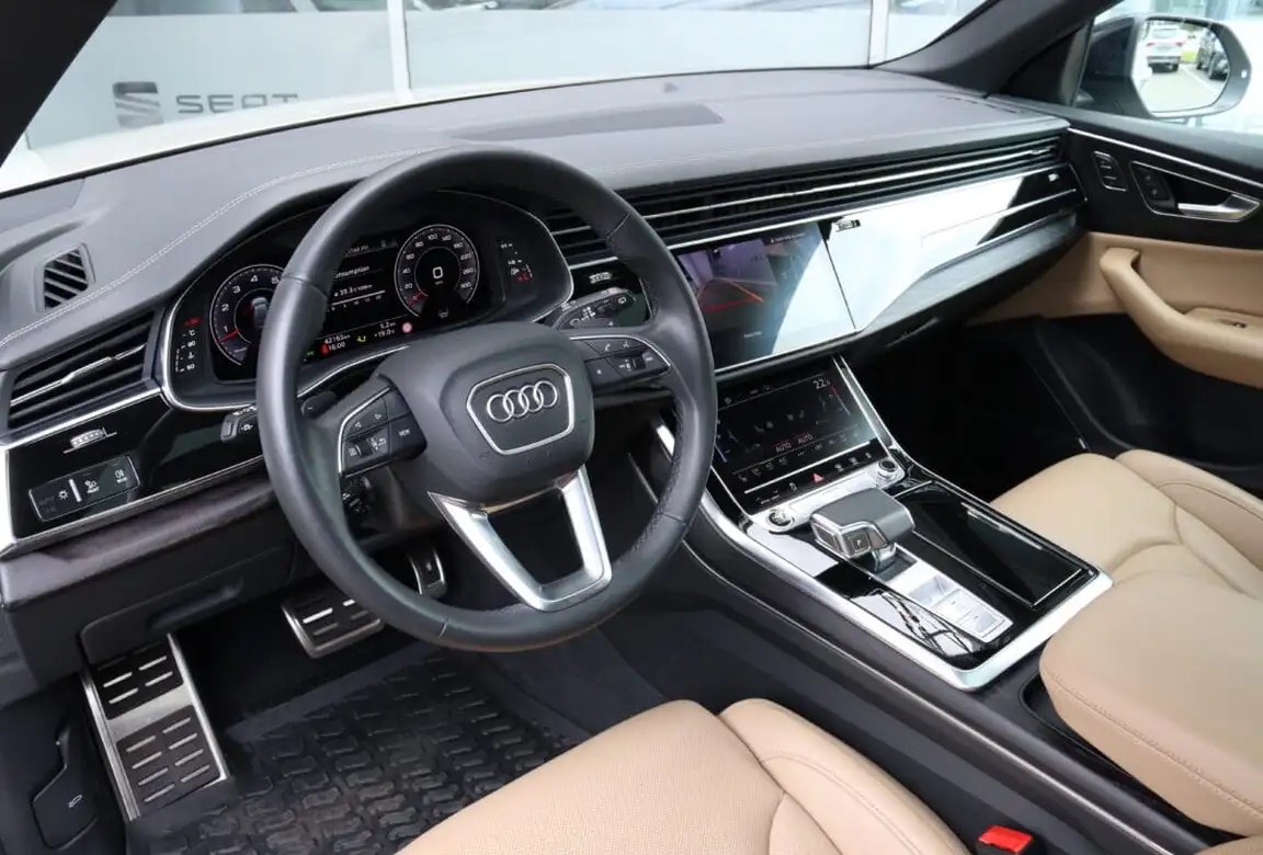 AUDI Q8