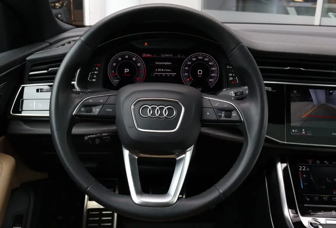 AUDI Q8