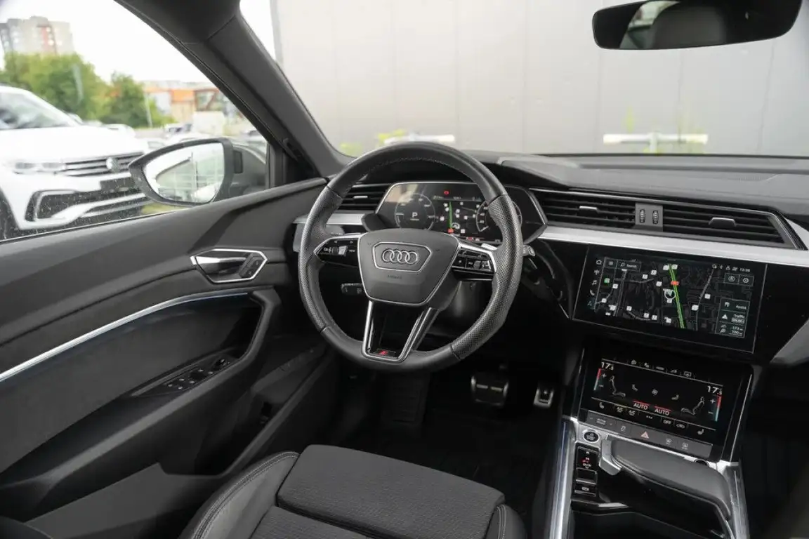 AUDI Q8 E-TRON