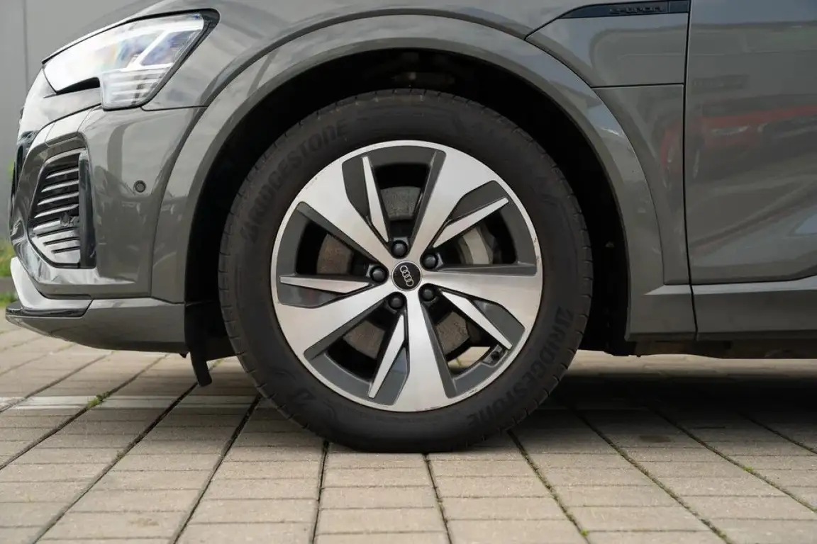 AUDI Q8 E-TRON