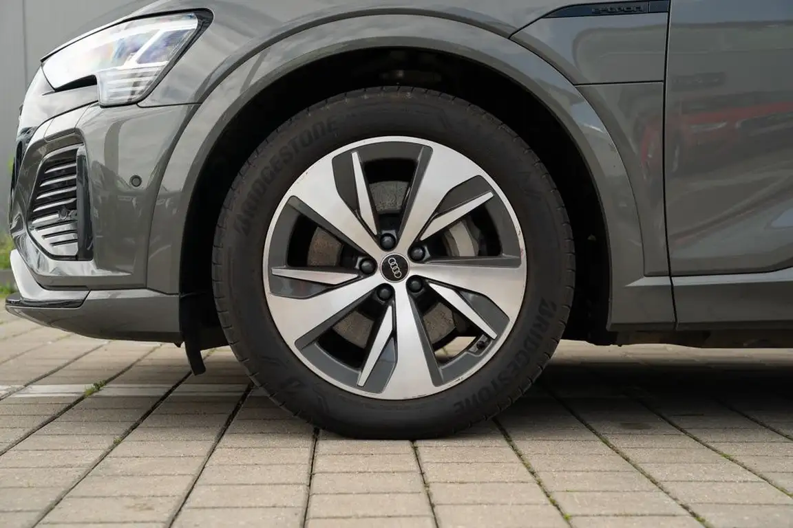 AUDI Q8 E-TRON