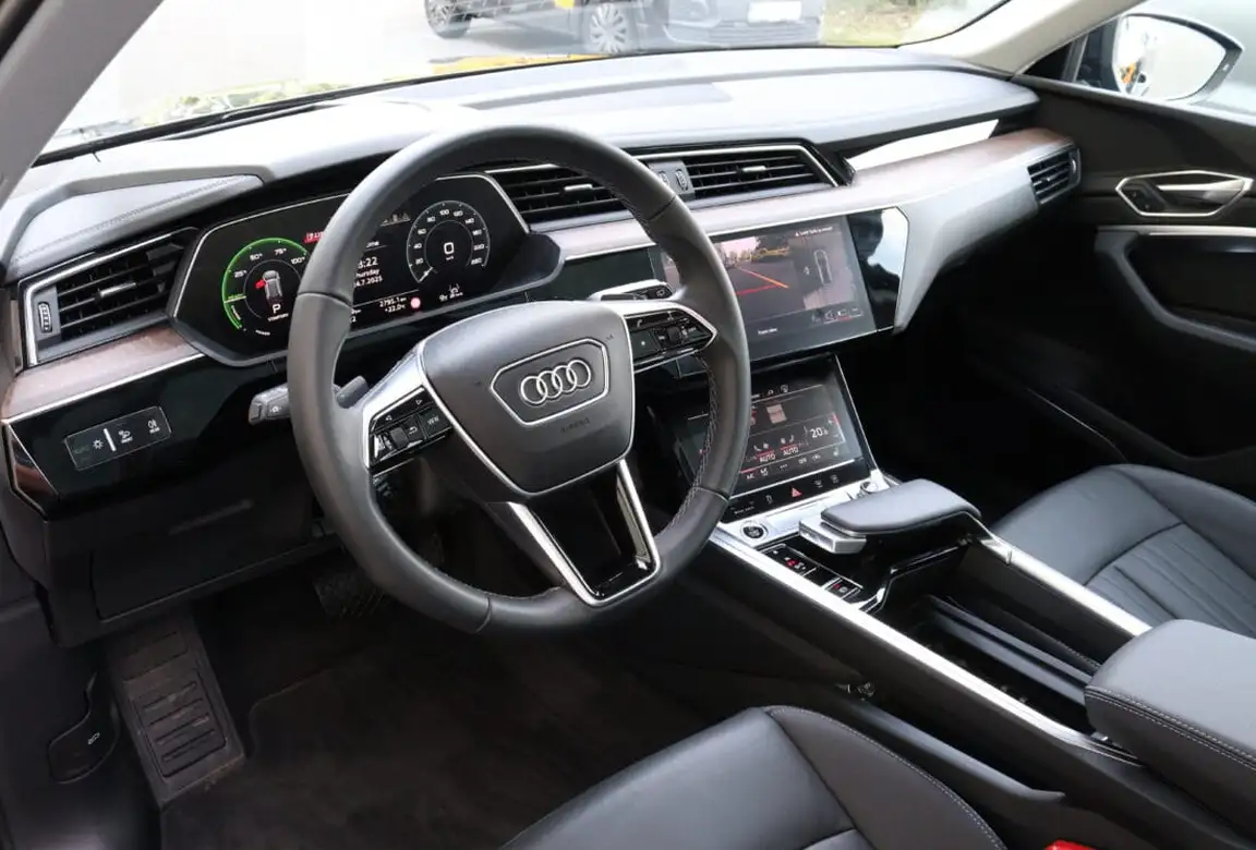 AUDI Q8 E-TRON