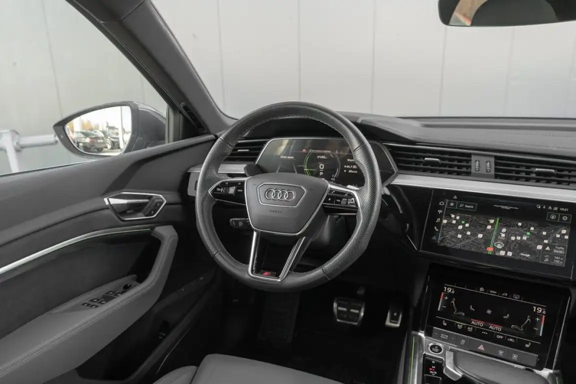 AUDI Q8 E-TRON