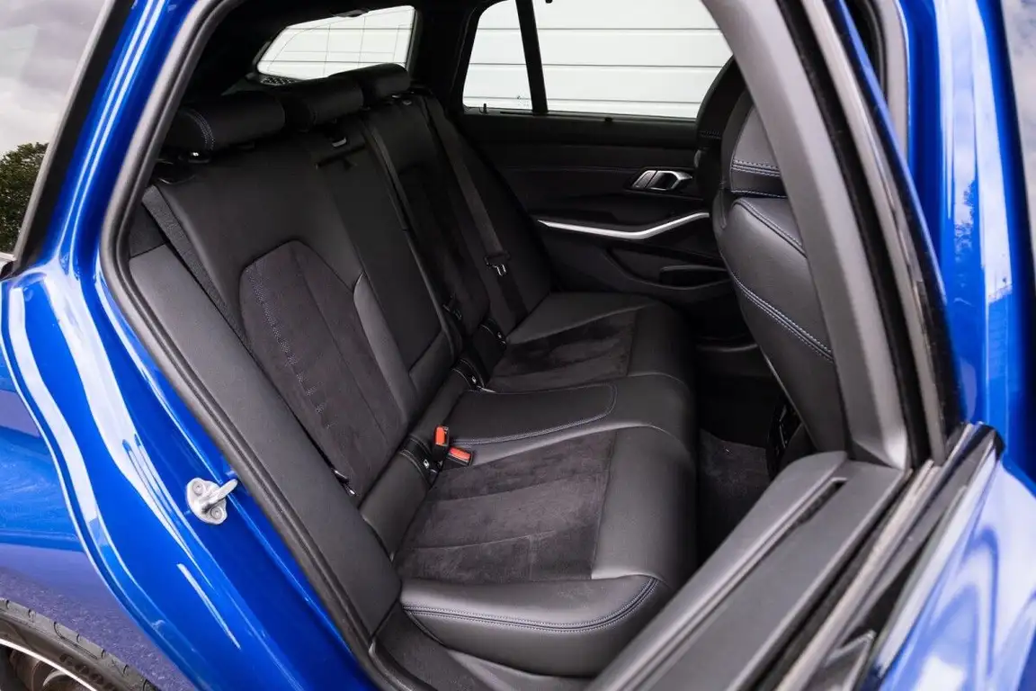 BMW 3 SERIES