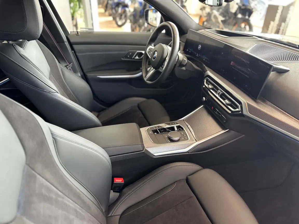 BMW 3 SERIES