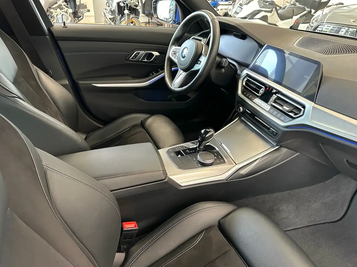 BMW 3 SERIES