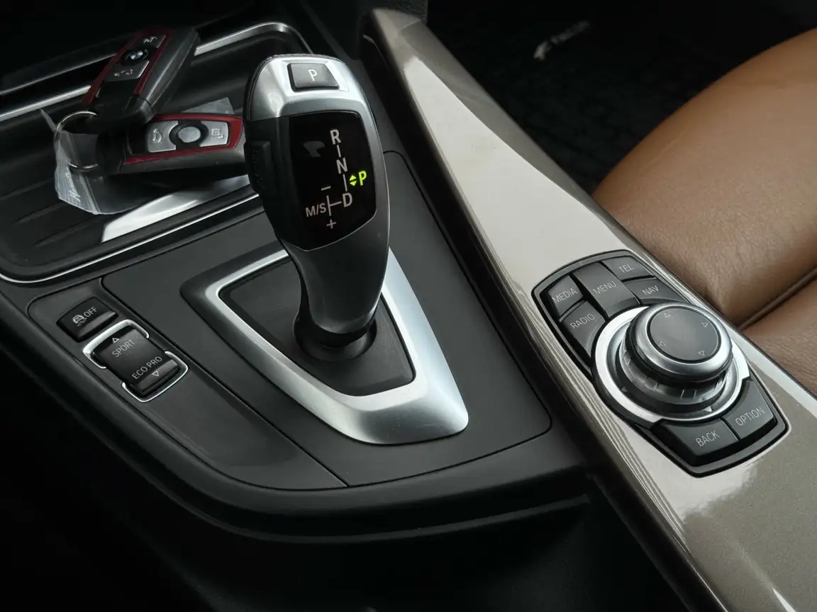 BMW 3 SERIES
