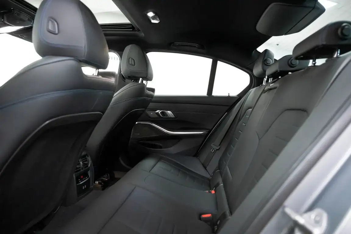 BMW 3 SERIES