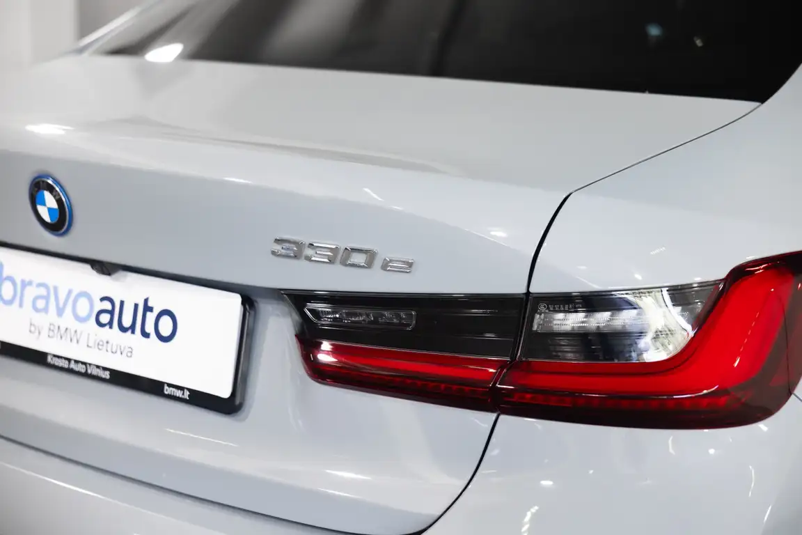 BMW 3 SERIES